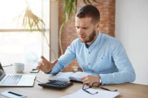 10 errores financieros que te alejan de la riqueza